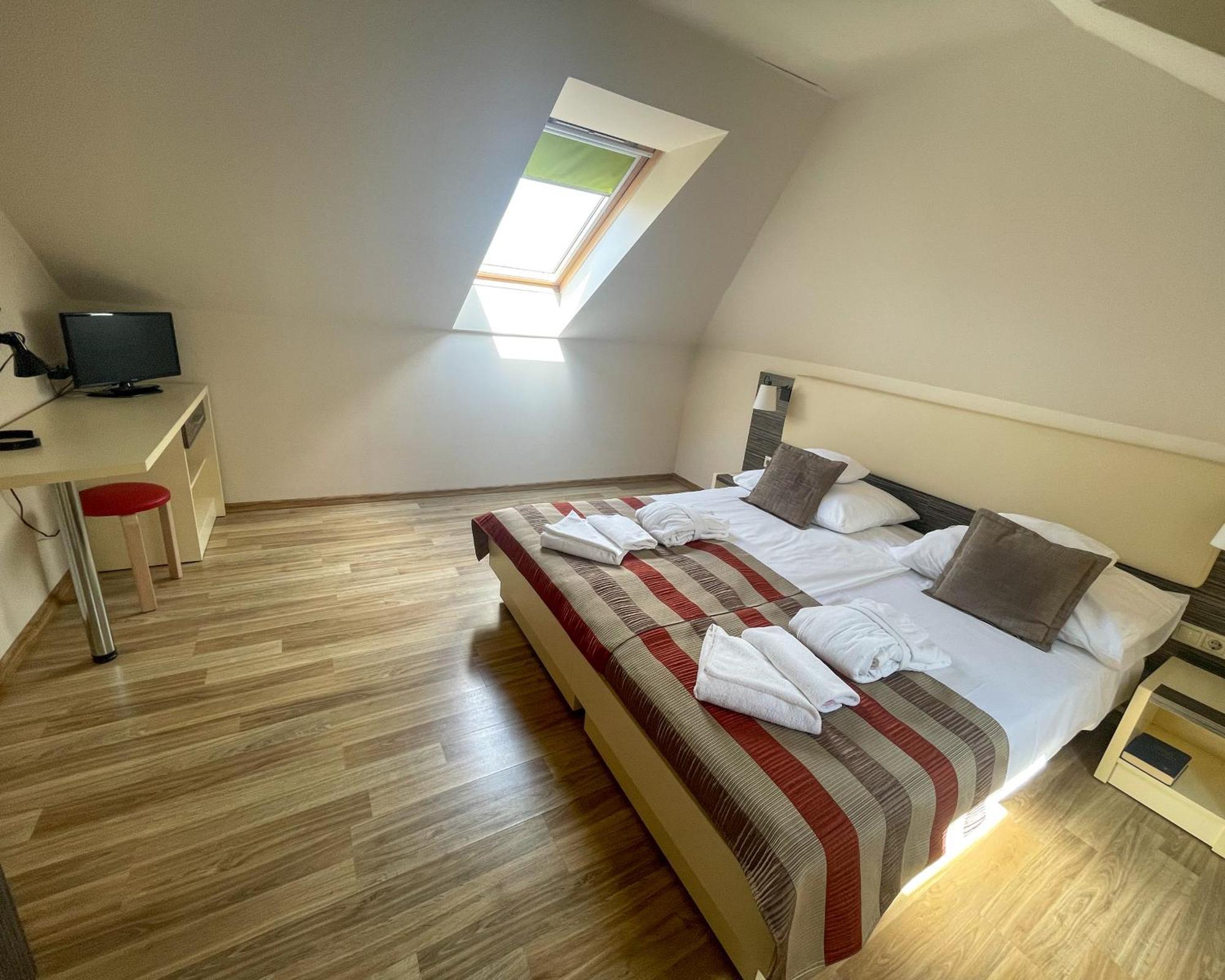 Harmonia Hotel Sarvar Room photo