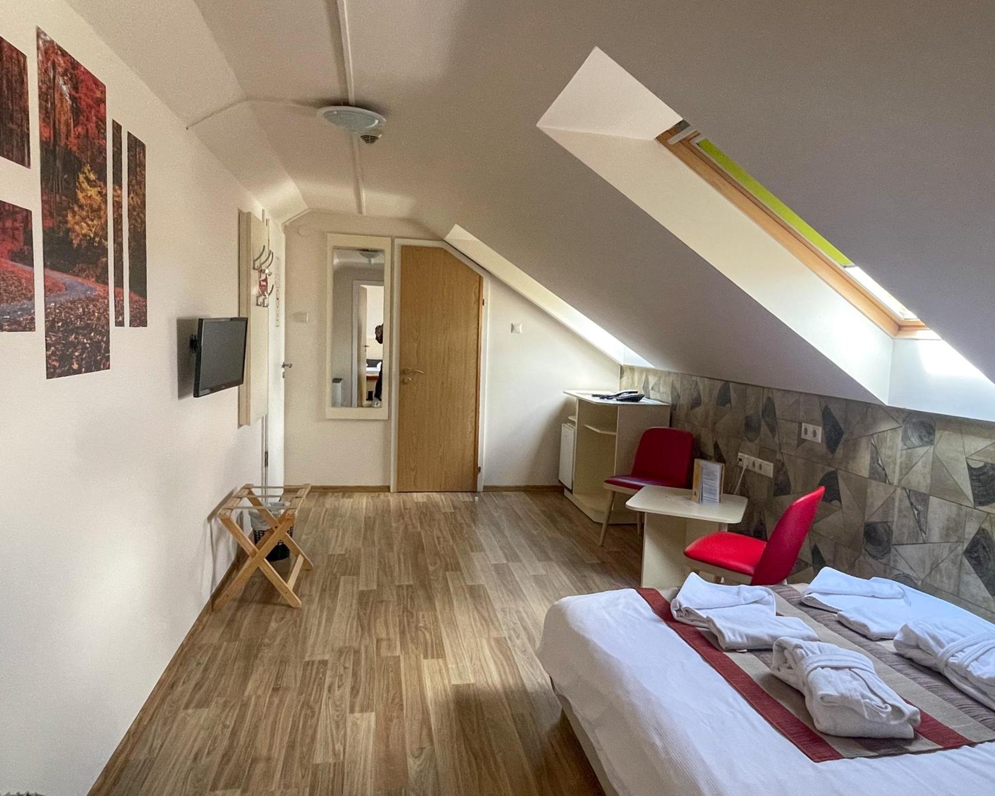 Harmonia Hotel Sarvar Room photo